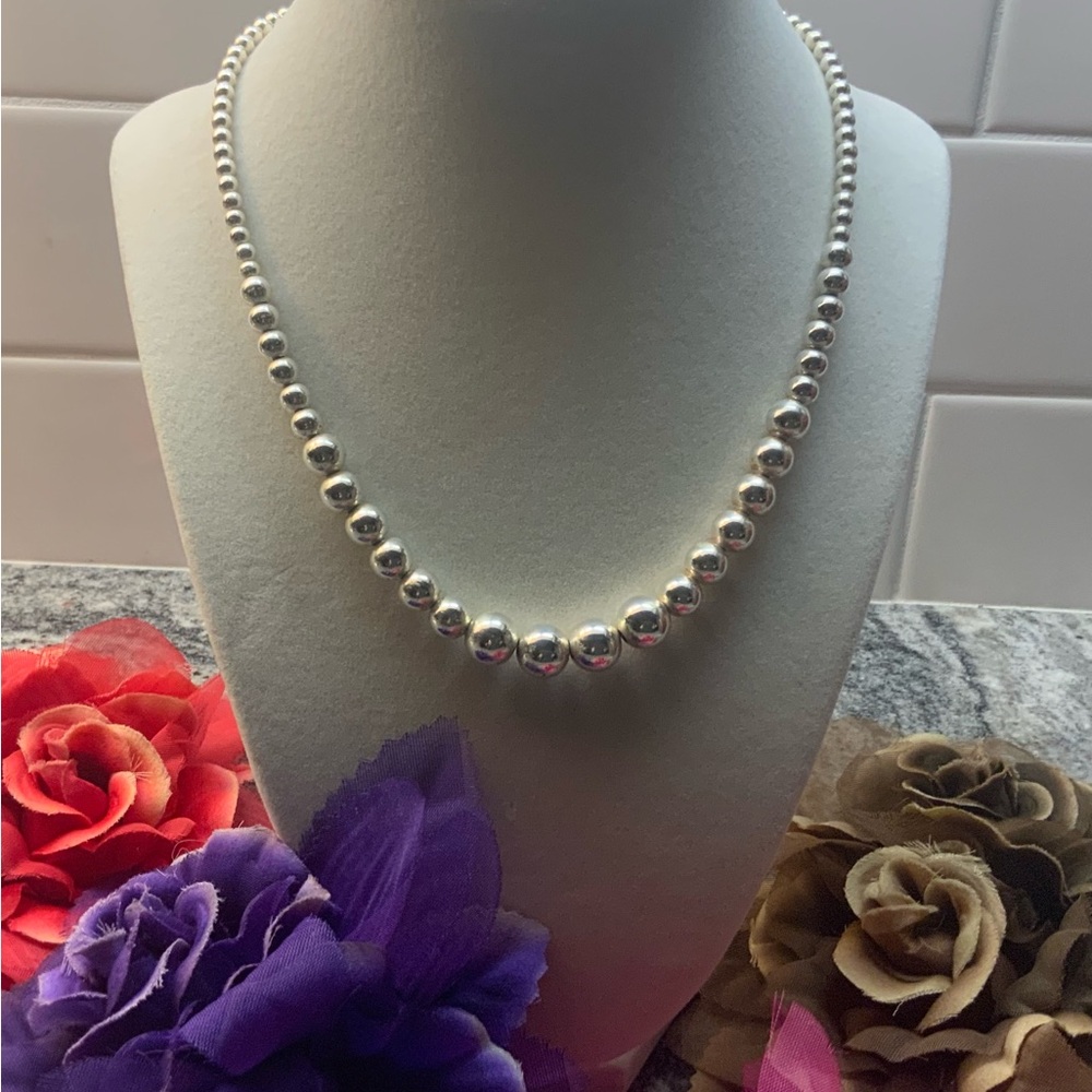 Ross-Simons Shiny 925 Silver graduated  Beaded Necklace, with lobster claw clasp - Picture 3 of 11